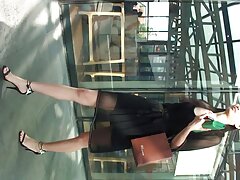 ചുവരിൽ ഒരു ദ്വാരം വഴി ഒരു വലിയ കോഴി ലഭിച്ചു