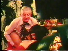 ഒരു മുടിയിഴയുള്ള വയറുള്ള ഒരു മനുഷ്യൻ ഒരു കണ്ട് ഒരു പെൺകുട്ടി ഫക്ക് ചെയ്യുന്നു