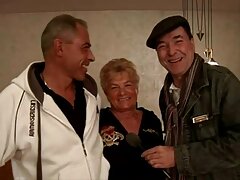 സോഫയിൽ പാന്റീസ് ഇല്ലാതെ ഒരു ചൈനീസ് സ്ത്രീ കിടക്കുന്നു