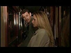 ഒരു ഏഷ്യൻ സ്ത്രീയുടെ മുടിയിഴകൾ നശിപ്പിച്ചു