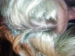 ഒരു പുരുഷ ലിംഗത്തിന്റെ സ്വപ്നങ്ങളുള്ള ഗ്ലാസുകളുള്ള സുന്ദരി