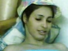 നീണ്ട മുടി നഗ്നത ഒരു ഹാർഡ് ഫാലസ് സവാരി