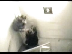 ആവേശത്തോടെ കഴുത ഒരു വൈബ്രേറ്റർ ശ്രമിക്കുന്നു