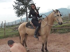 തറയിൽ വലത്, ഏഷ്യൻ പെൺകുട്ടി പുസ്സിയിൽ ഏഷ്യക്കാർക്ക് നൽകുന്നു