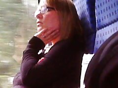 സുന്ദരി സജീവമായി അവളുടെ കഴുത ഒരു ഡിലിറ്റോയിൽ ഇടുന്നു