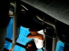 സുന്ദരിയായ ഇറുകിയ കണ്ണുള്ള പെൺകുട്ടി അശ്ലീലം ശ്രമിക്കുന്നു