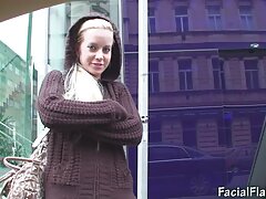 പെൺകുട്ടി ഒരു വലിയ കോഴി ആശ്ചര്യപ്പെട്ടു