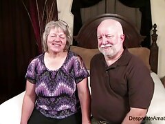 കോലാട്ടുകൊറ്റൻ റൈഡുകൾ കോഴി കുലുക്കുന്നു