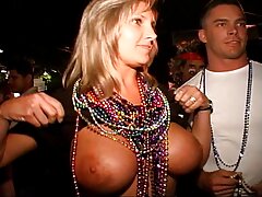 ഡീസലിലും teens fucked in രണ്ട് ദ്വാരങ്ങൾ വഴി cute brunette