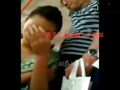 എണ്ണമയമുള്ള ഫ്ലൂസ് ലാസ്സിയാറ്റോ ഒരു കറുത്ത കോഴി കഴുതയിൽ അവശേഷിക്കുന്നു