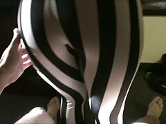 സ്റ്റോക്കിംഗിൽ നേർത്ത കാലുകൾ കോഴിയുടെ മുന്നിൽ വ്യാപിച്ചു