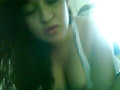 പാർക്കിൽ ഒരു ബെഞ്ചിൽ നൽകിയ റൌണ്ട് പമ്പ് ബൂട്ടിയുമായി പെൺകുട്ടി