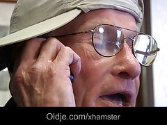 കുളിമുറിയിൽ ബസ്റ്റി ചിക്ക് സ്വയം ആസ്വദിച്ചു