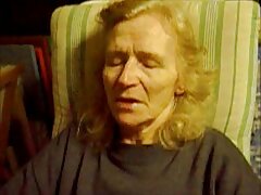 വലിയ കൊഴുപ്പ് ഒരു കഷണ്ടി പങ്കാളിയുടെ തലയിൽ ഇരുന്നു