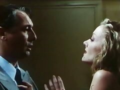 ഒരു പെൺകുട്ടിയുടെ യോനിയിൽ ഒരു ഡിക്ക് കുലുക്കുന്നു