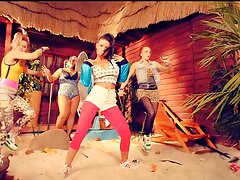 രണ്ട് പെൺകുട്ടികൾ ഒരു വെള്ളച്ചാട്ടം ഒരു ആൺകുട്ടിയുടെ കോഴി സന്തോഷമുണ്ട്