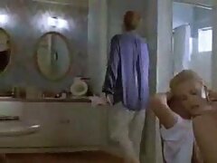 ലൗലി ലേഡി അതിഥി ഒരു കോഴി നായിന്റെ മോനെ കൊടുത്തിരിക്കുന്നു