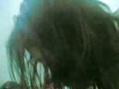 പുരുഷന്മാർ രണ്ടു വശങ്ങളും പെൺകുട്ടി സമനിരപ്പുണ്ടാക്കിയത്