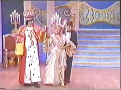 മനുഷ്യൻ അവളുടെ പണം അടയ്ക്കുന്ന സെലക്ഷൻ