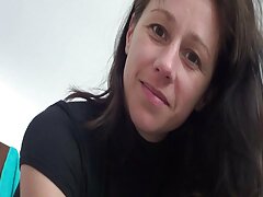 സ്വയം കഴുത്തിൽ കൃത്രിമത്വം പെൺകുട്ടി ചേർക്കുന്നു രുചികരമായ