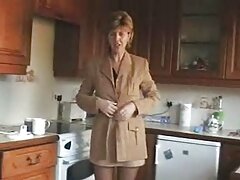 നന്നായി ഊമ്പാൻ, അവൾ അവളുടെ ഷോർട്സ് ഊരി ഡോഗി സ്റ്റൈൽ എഴുന്നേറ്റു