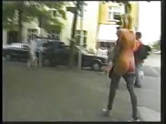 തളർന്ന ബ്ലൌസ് അവളുടെ മുലകളെ കളിയാക്കുകയും ചുണ്ടുകൾ കൊണ്ട് കടിക്കുകയും ചെയ്യുന്നു