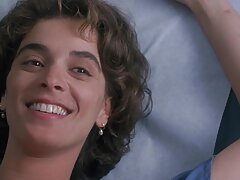 ഗംഭീരമായ നഗ്നത ഒരു ഹുഡ് കൊണ്ട് കൈവിട്ടു