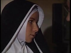 അവളുടെ സ്ലിറ്റ് സ്ക്വാറ്റിംഗ്